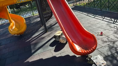 Çocuk parkındaki kaydıraklara bidonlarla yağ döktüler!