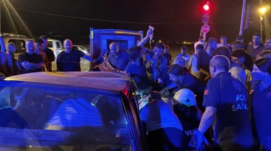 Kafa kafaya çarpışan iki otomobilde şans eseri ölen olmadı!