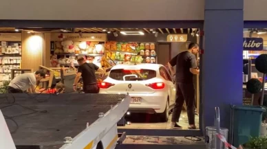 Bağcılar'da otomobil markete daldı