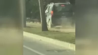 Kaldırıma çıkan sürücü yayalardan yol istedi