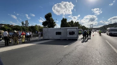 TEM Otoyolu'nda feci kaza! Servis midibüsü yan yattı