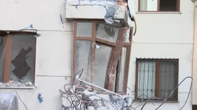 Kepçe darbesiyle yıkılan duvar yan binanın üzerine devrildi