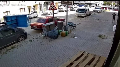İnegöl’de eşya asansörü minibüsün üzerine devrildi