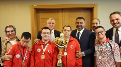 Bakan Bak, madalya yağdıran özel sporcuları ağırladı