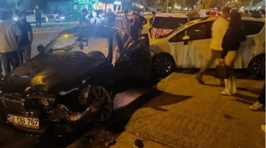 Çorum'da otomobil polis otosuna çarptı: 4 yaralı