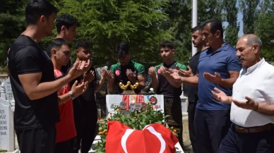 Şampiyon sporculardan 15 Temmuz şehidi Halil Hamuryen'e anlamlı ziyaret!