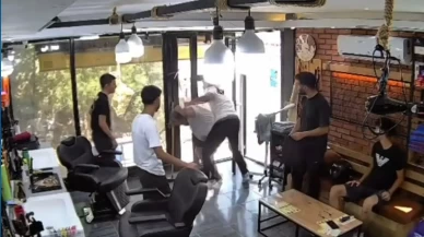 Bıçakla berbere giren adam, yumruğu yiyince neye uğradığını şaşırdı!