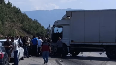 Bursa'da kamyon, otomobile arkadan çarptı