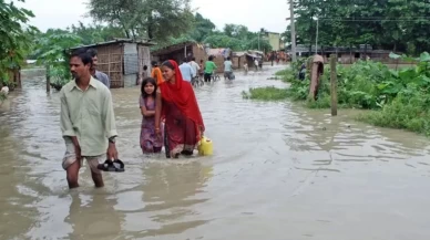 Nepal’de nehir taştı, köyler sular altında kaldı!