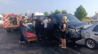 Tur minibüsü çarptı, 6 araç birbirine girdi