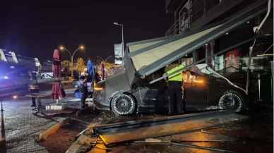 Börekçi dükkanına daldı: 2 yaralı