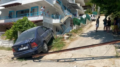 Kontrolden çıkan otomobil evin balkonuna çarptı