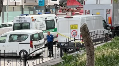 24 yaşındaki sürücü kamyon rampasının altında kaldı