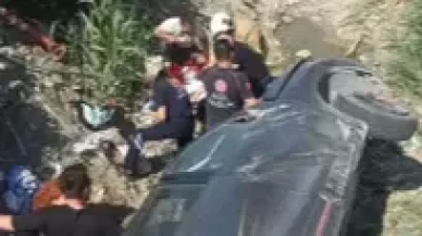 Samandağ’da otomobil su kanalına devrildi: 2 yaralı
