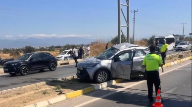 Kamyonla otomobil çarpıştı: 1 ölü, 2 yaralı