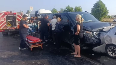 Tur minibüsü çarptı, 6 araç birbirine girdi