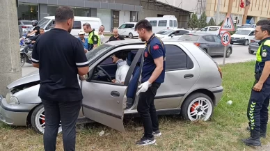 Kontrolden çıkan otomobil direğe çarptı