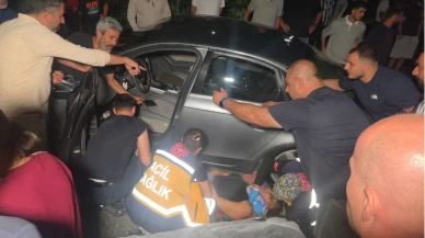 Önündeki kazadan kaçarken ağaca çarptı