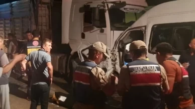 Hatay'da servis minibüsü ile tır çarpıştı: 1 ölü, 14 yaralı