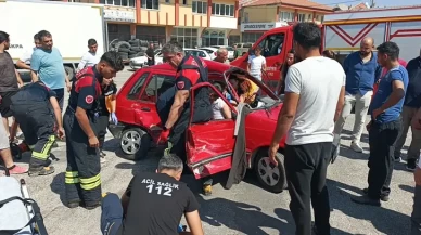 Yaralı sürücüyü itfaiye ekipleri kurtardı