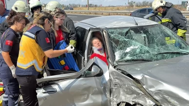 Kafa kafaya çarpışan araçlardan biri bariyerlere savruldu