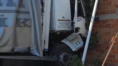 Kamyon binanın duvarına çarparak durabildi