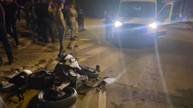 Ehliyetsiz sürücünün kullandığı plakasız motosiklet otomobille çarpıştı