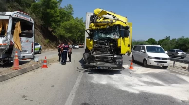 Midibüs ve tır çarpıştı, 11 kişi yaralandı!