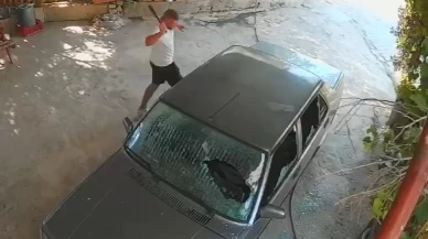 Mersin’de eski sevgilisinin otomobiline satırla saldırdı