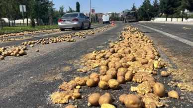 Nevşehir’de TIR’ın dorsesinden yola 1 ton patates döküldü