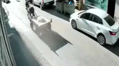 Sürücüsüz at arabası otomobile çarptı