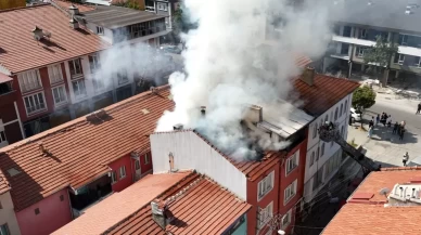 Kütahya’da 3 katlı binanın çatı katında yangın çıktı