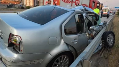 Otobüse çarpan otomobil bariyerde durdu