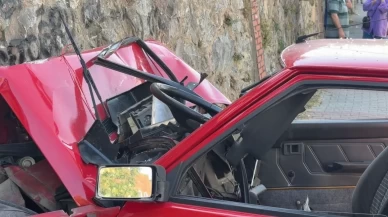 Ataşehir’de otomobil istinat duvarına çarptı: 1’i ağır 3 yaralı