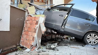 Bolu’da kontrolden çıkan otomobil camiye çarptı: 2 yaralı