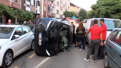 Park halindeki araçlara çarpıp devrildi