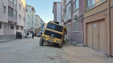 Eskişehir'de sokak ortasında korkutan çökme