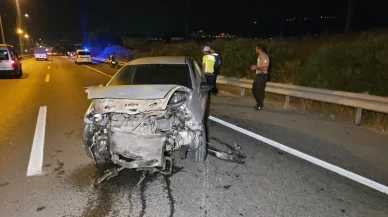 Orhangazi’de kontrolden çıkan otomobil bariyerlere çarptı