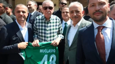 Cumhurbaşkanı Erdoğan’a 48 numaralı Muğlaspor forması takdim edildi