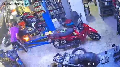 Manisa’da alev alan motosikleti üfleyerek söndürdü