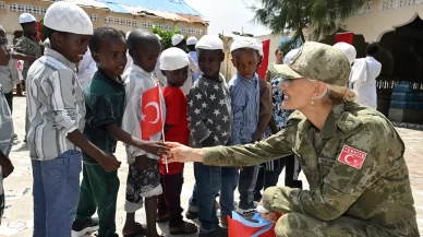 Somali'de Mehmetçik'ten yetim çocuklara yardım eli