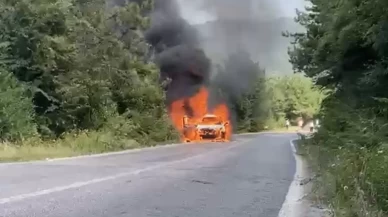 Bartın’da seyir halindeki otomobil alev aldı
