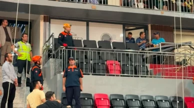 Tribündeki ahşap dekorasyon seyircilerin üzerine düştü!