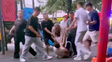 Çocuk parkındaki yetişkin kavgası kamerada
