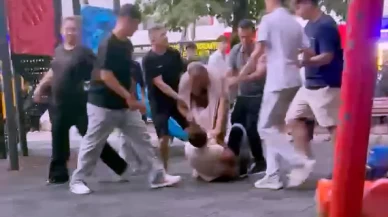 Çocuk parkındaki yetişkin kavgası kamerada