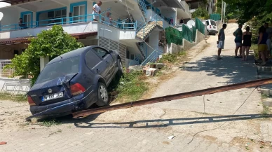 Kontrolden çıkan otomobil evin balkonuna çarptı