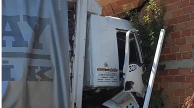 Kamyon binanın duvarına çarparak durabildi