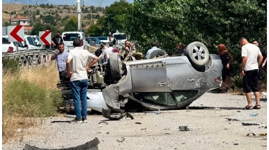 Bariyerlere çarpan otomobil yoldan çıktı