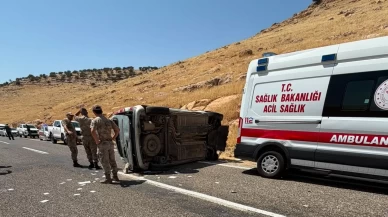 Mardin’de hafif ticari araç takla attı: 1 ölü, 1 yaralı