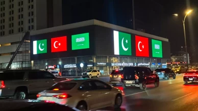 Suudi Arabistan'da Mekke Anlaşması için simge yapılarda üçlü gösteri